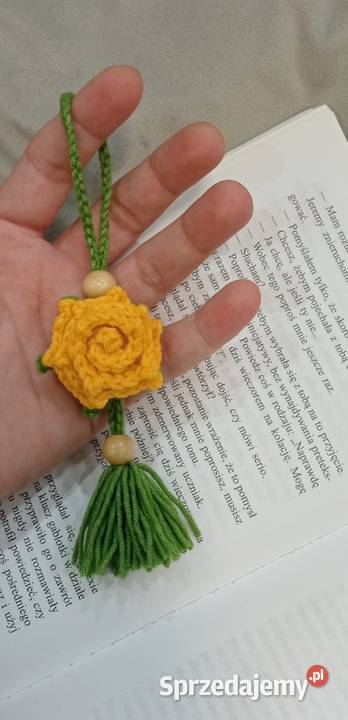 Róża wykonana na szydełku brelok do kluczy Łask