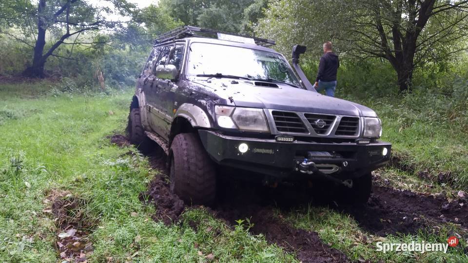 Nissan Patrol Y61 28 99 uszkodzony elektrycznie ustawiane fotele Karnice