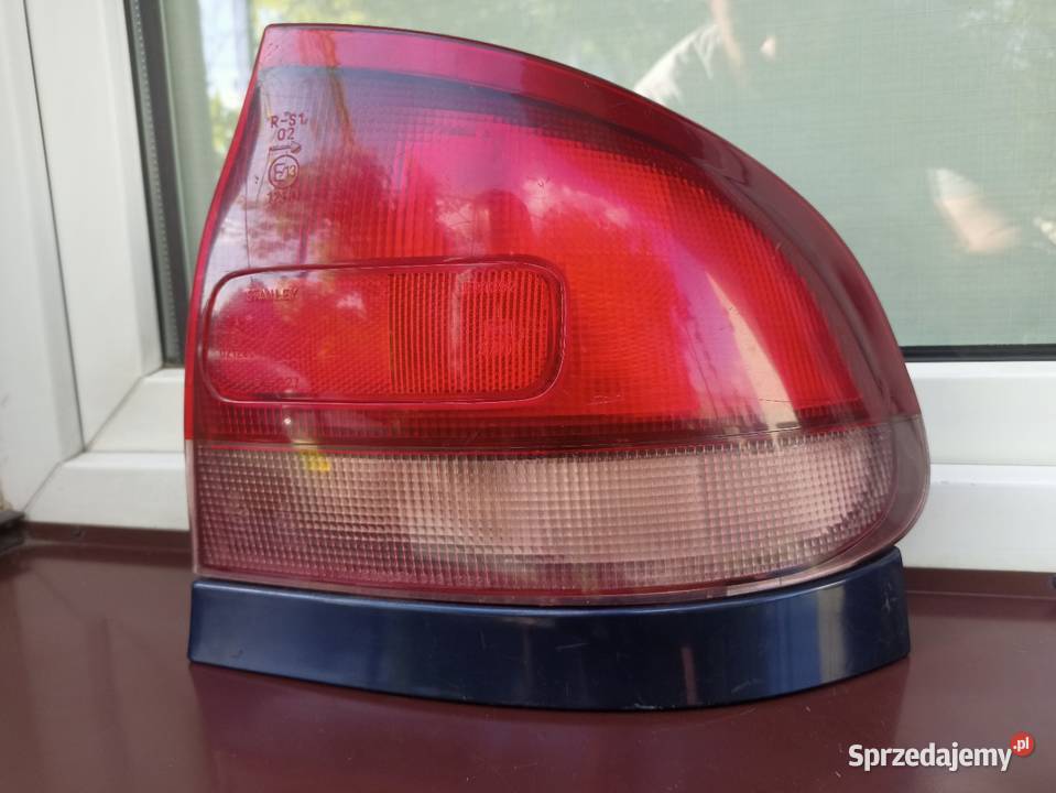 Mazda 626 IV GE liftback lampa tył tylna prawa w osobowe Sieradz