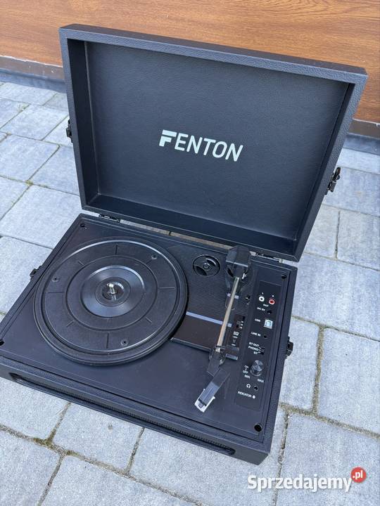 Czarny Gramofon w walizce z głośnikami