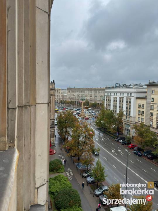 Wysokie mieszkanie w kamienicy które łączy