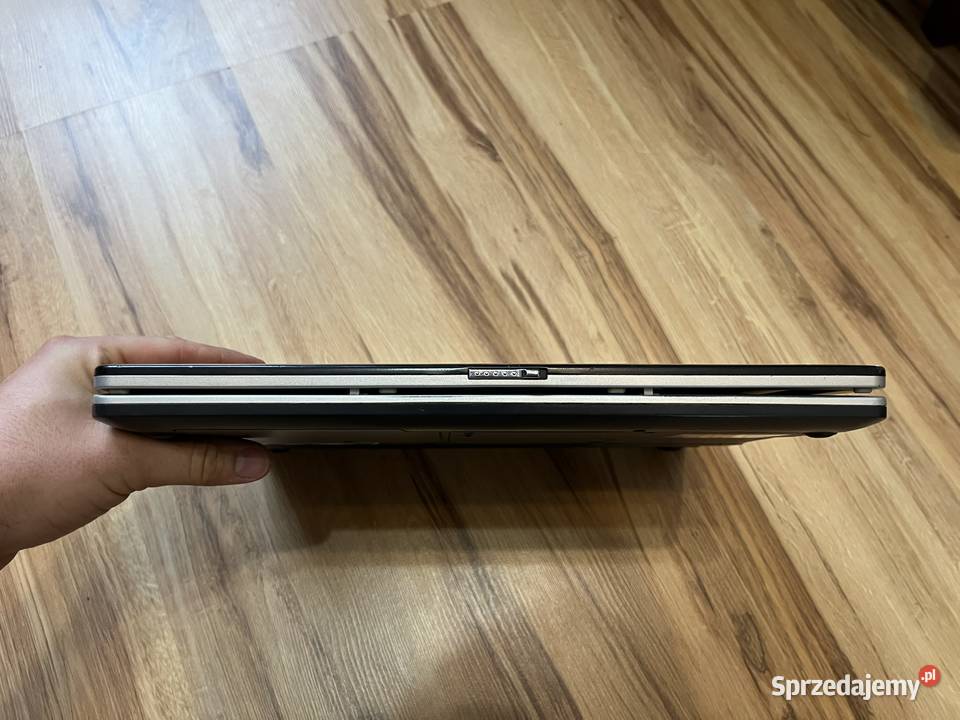 Stary laptop Fujitsu Siemens Amilo Pro V2030 Brzana