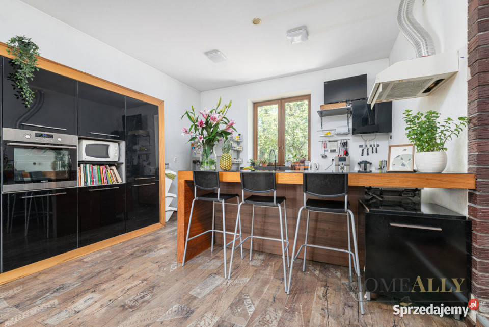 sprzedaży domu wolnostojącego 230m2 Łomianki sprzedam