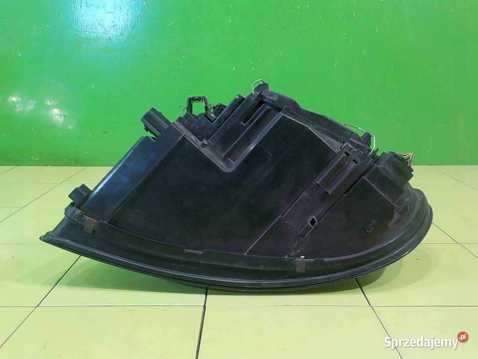 VOLVO C70 II 24 B AUT 07r 2D lampa prawa przod Suków