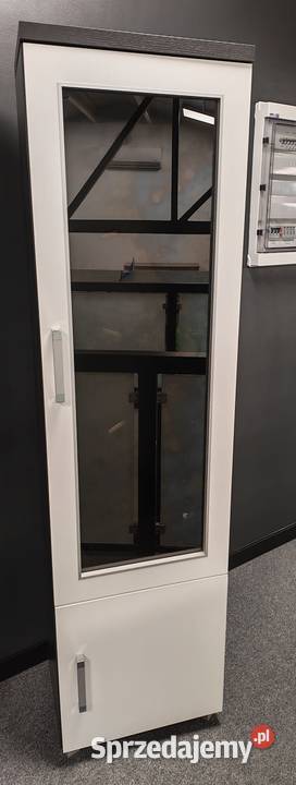 Słupek ze szklanymi pułkami Jacków