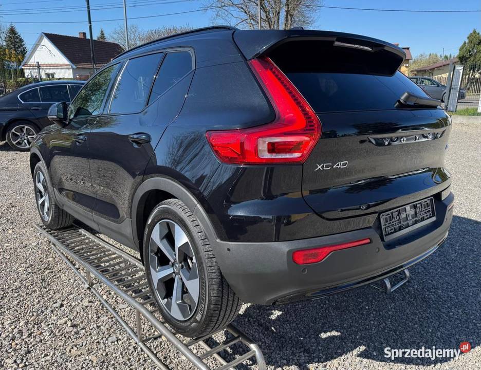 VOLVO XC40 B5 AWD MOMENTUM PRO 20 benzyna 250 Nisko