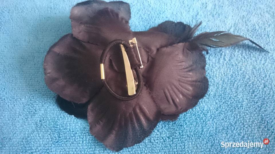 Kwiat czarny z materiału z piórami spinka do Wrocław