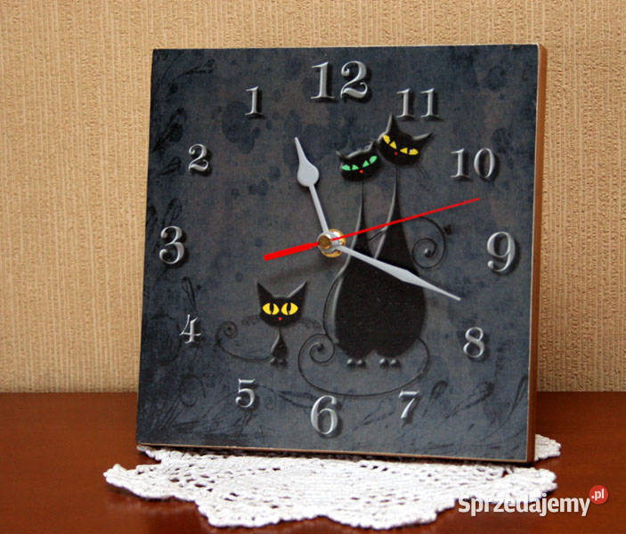 Zegar wsteczny cofający czas z kocią rodziną