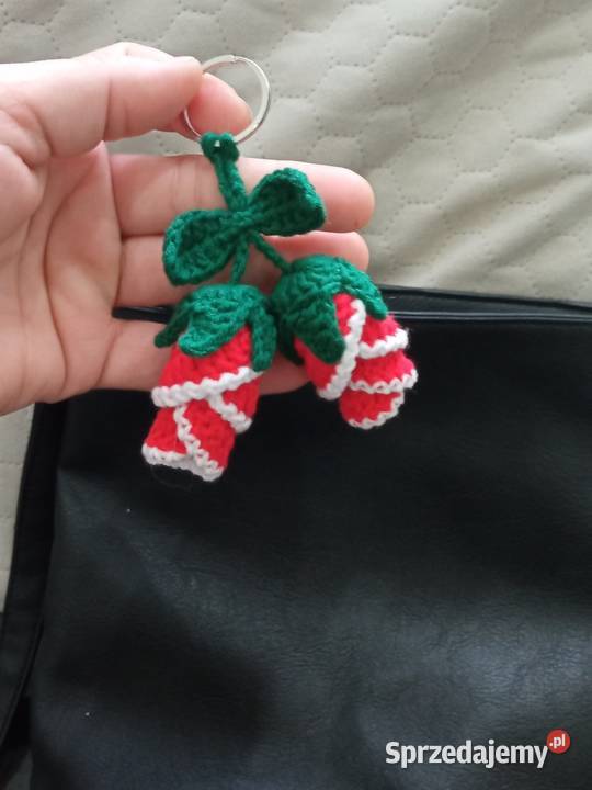 Różyczki wykonane na szydełku brelok do kluczy Łask