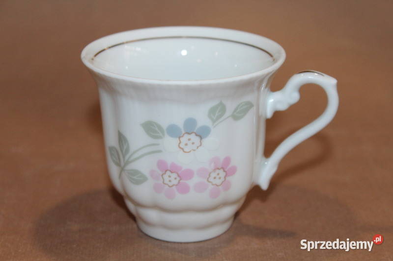 Filiżanka ze spodkiem w kwiatki Wałbrzych 974 Antyki, Sztuka, Kolekcje