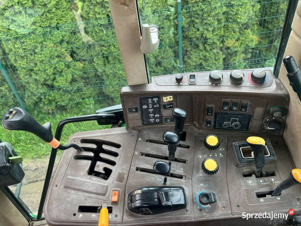 Ciągnik kołowy John Deere 6910