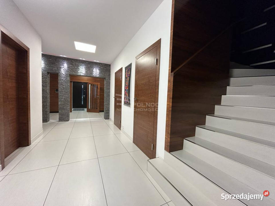 Prestiżowy dom z poddaszem antresolą i kinem Łazy