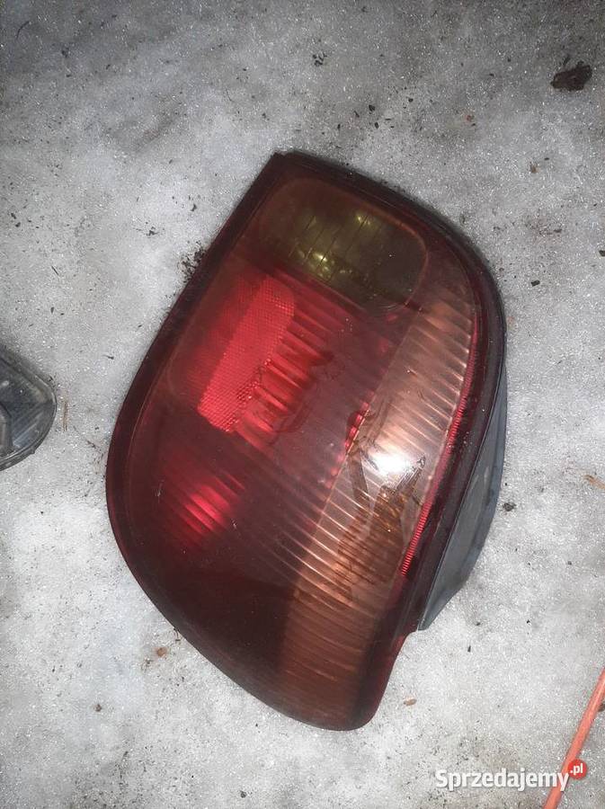 Lampa toyota prawa tył yaris 2004r Rok produkcji 2004 mazowieckie