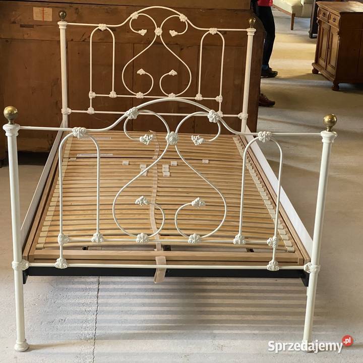 Białe łóżko metalowe 120x200 Budno