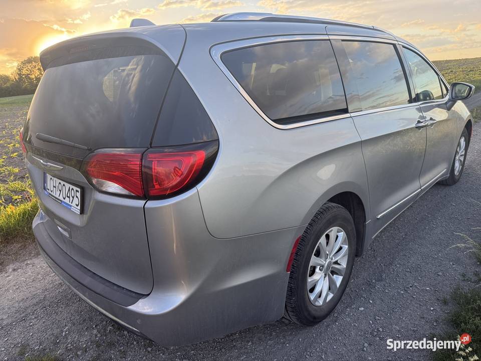 Chrysler Pacifica 2018 r 36 bogate wyposażenie klimatyzacja Chełm sprzedam