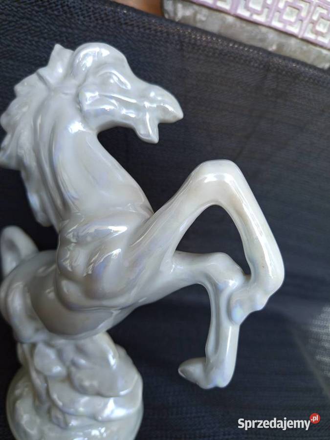 Pięnkną porcelanowa figurkę przedstawiającą Warszawa