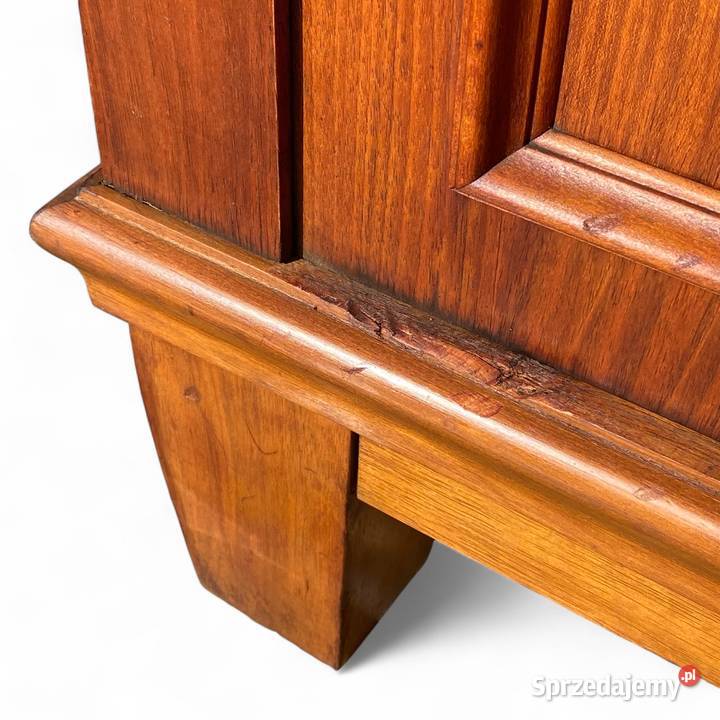 Stylowa szafa dwudrzwiowa na niskich nogach Meble Gryfice