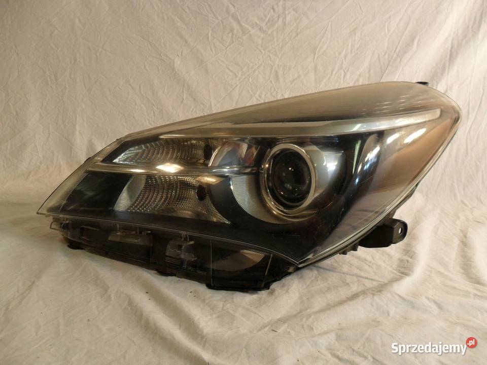 Toyota Yaris III P13 lift reflektor lewy przód Nowy Tomyśl sprzedam