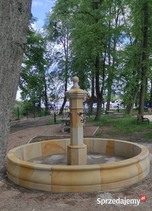 Fontanna z kamienia naturalnego piaskowca Kamienna Góra