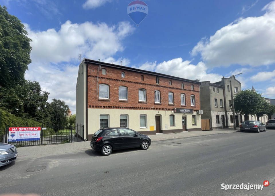 Kamienica w Chełmży brzegiem jeziora kujawsko-pomorskie Chełmża