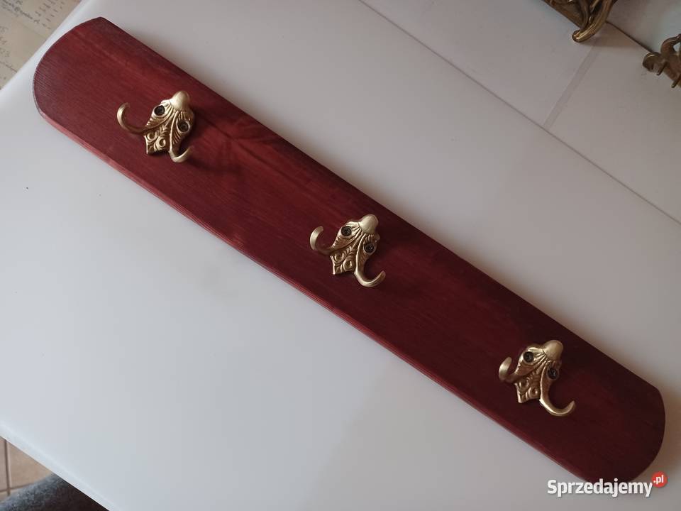 Mosiężne masywne piękne wieszaki na desce Poznań