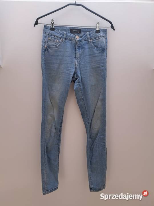 Jasnoniebieskie jeansy skinny Reserved rozmiar Trąbki Wielkie