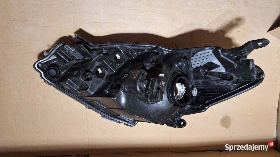 Lampa prawa przód Toyota Yaris III 3 Lift zwykła osobowe Oświetlenie Brzesko
