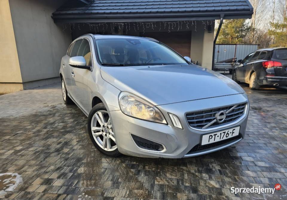 Volvo V60 16D 115 2012 Bogate wyposażenie Rok produkcji 2012 Czarna Białostocka
