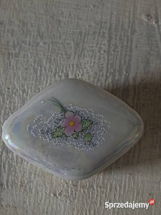 Porcelanowa szkatułka z kwiatem Bytom
