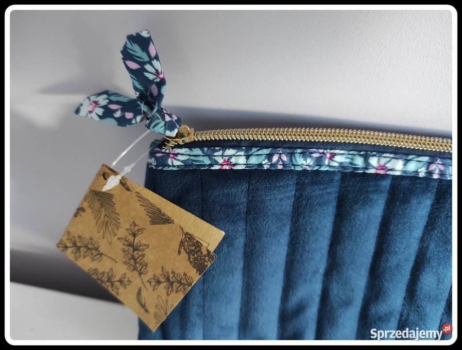 Granatowa nowa kosmetyczka YVES ROCHER