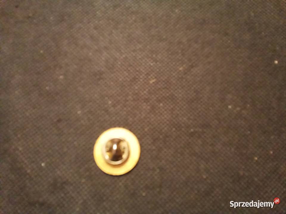 Żółty pin muzeum sportu i turystyki w Warszawie