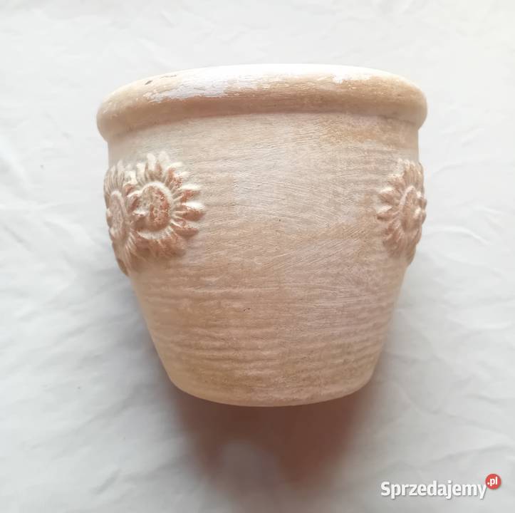 Ceramiczna doniczka z reliefem w formie