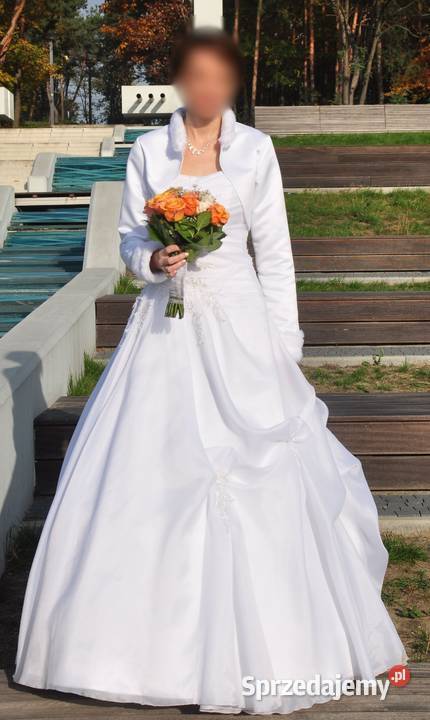 Piękna biała Suknia ślubna z trenem r3436 biały