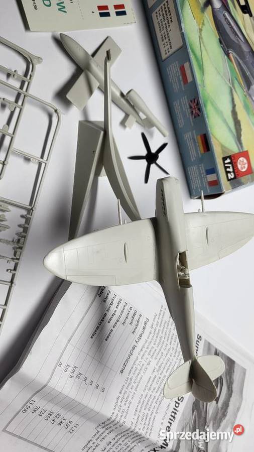 Częściowo złożony model Spitfire Mk XIV V1 ZTS