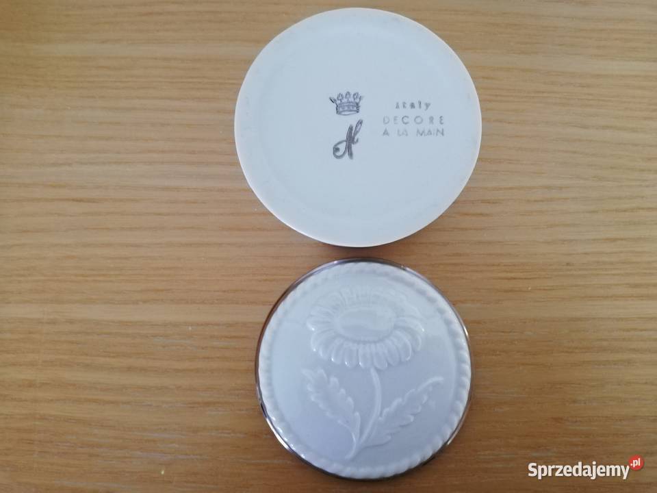 Piękne porcelanowe puzderko z reliefowym kwiatem Lublin