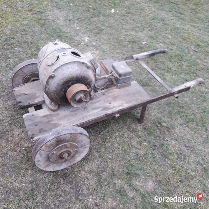 Zabytek Silnik starodawny na wózku