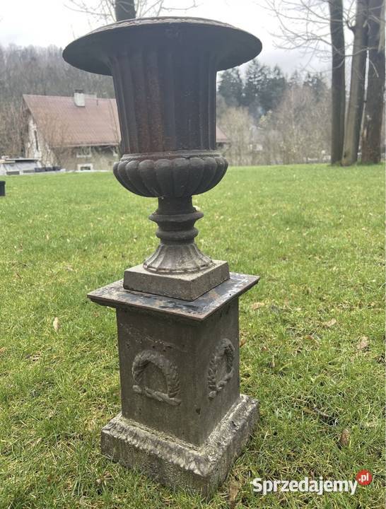Stara pałacowa donica żeliwna na podstawie Bystrzyca Kłodzka