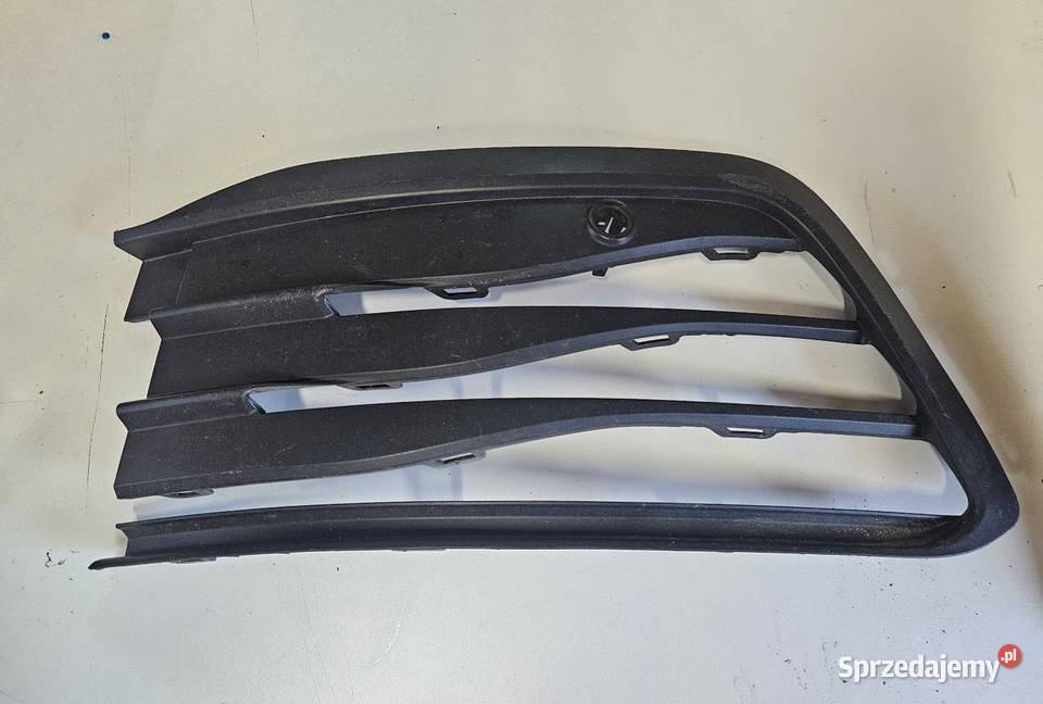 VW GOLF 8 VIII KRATKA LEWA ZDERZAKA PRZÓD Atrapy Międzychód