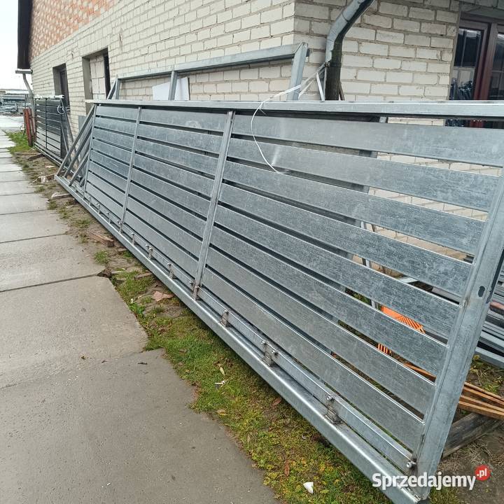 Brama przesuwna z wypełnieniem panelowym Baranów Sandomierski