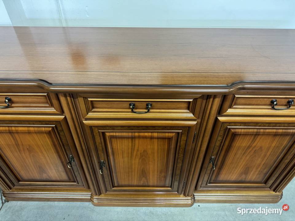 Drewniana komoda na cokole z trzema szufladami i sprzedam