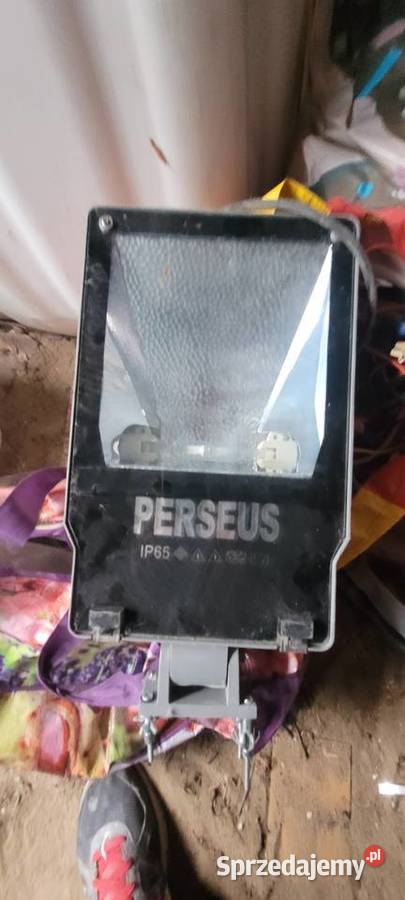 Halogen na zewnątrz budynku