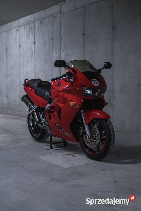 Honda VFR 800 FI Interceptor wystrojona na Power benzyna