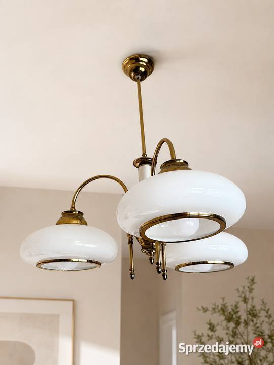 Elegancki żyrandol retro z białymi kloszami styl