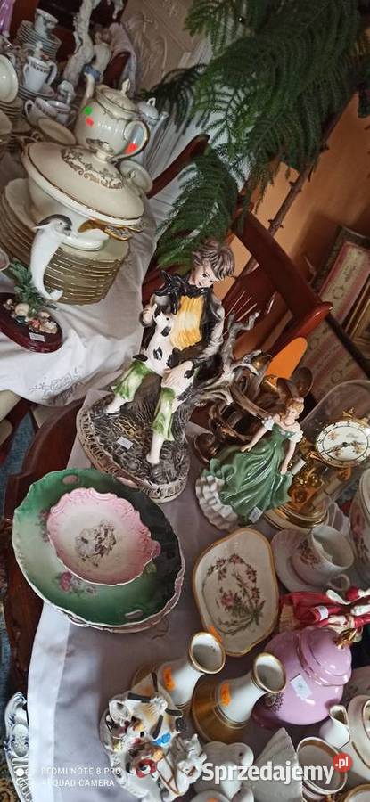 Siedzący chłopiec z pieskiem Figurka bez pomorskie