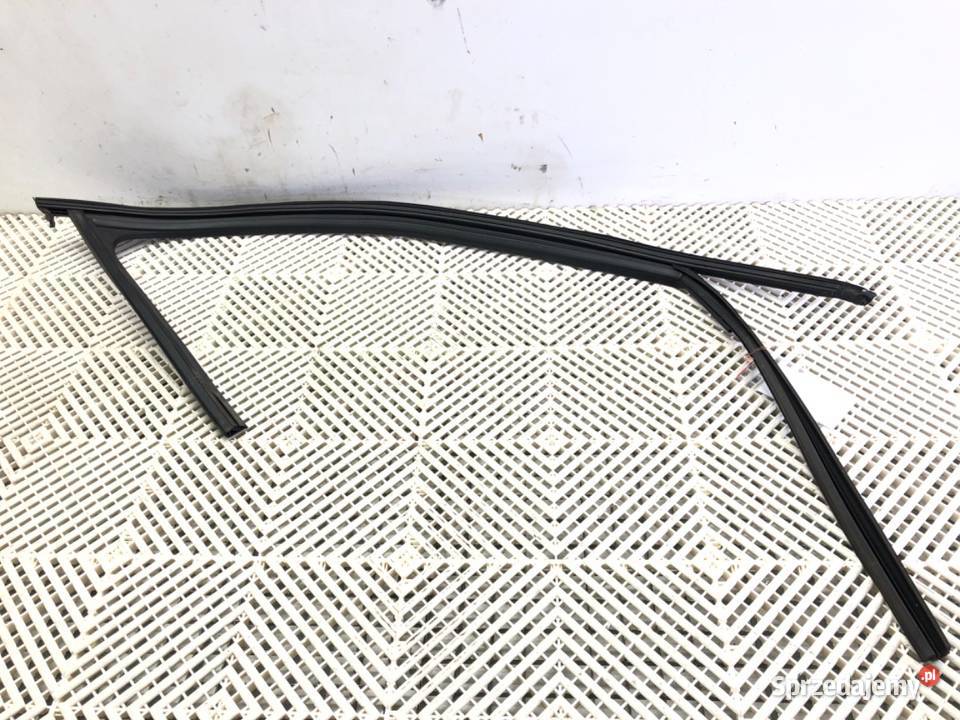 USZCZELKA RAMKA DRZWI PRZÓD PRAWA SKODA SUPERB