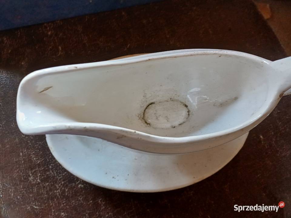 Stara 100 letnia sosierka wykopana z ziemi Porcelana i szkło