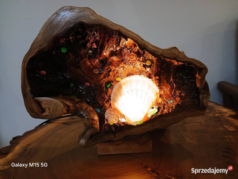 Ozdobna lampa z drewna i muszli unikalna Skawina