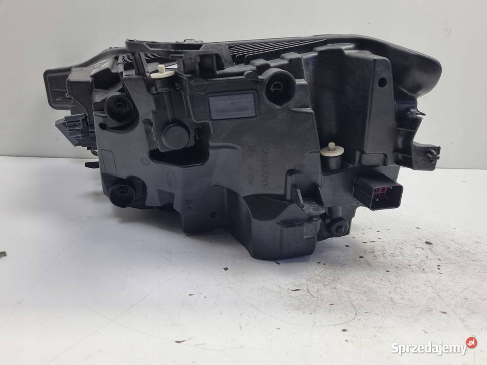 Volvo XC60 II LIFT 21 PRZEDNIA LAMPA PRAWA prawy Chełm