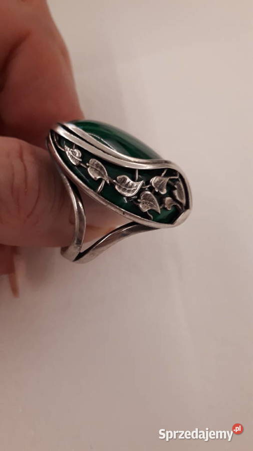 pierścionek srebrny z zielonym oczkiem
