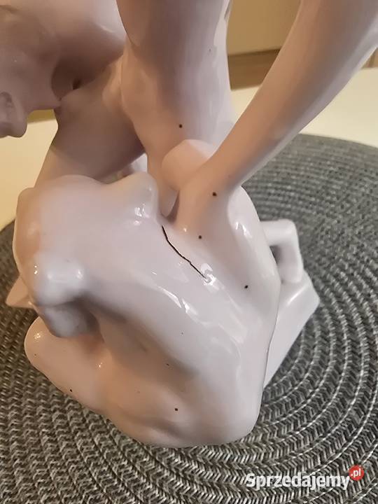 Figurka porcelanowa kobieta z niedźwiedziami